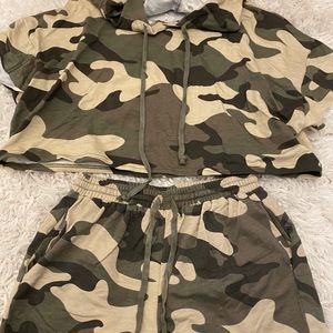 Camo set! Cropped sweatshirt and shorts.